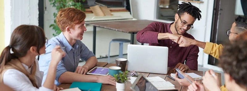 Le pivot central : L’équipe Scrum. Une équipe Scrum en discussion.